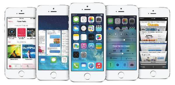 iOS 7의 플랫 디자인 홈 화면을 보여주는 아이폰 다섯 대
